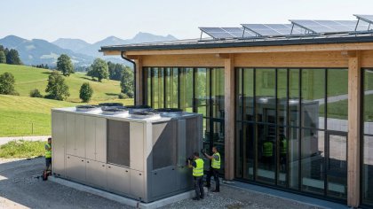 Wie senkt eine Wärmepumpe Stromkosten und Gasverbrauch im Betrieb?